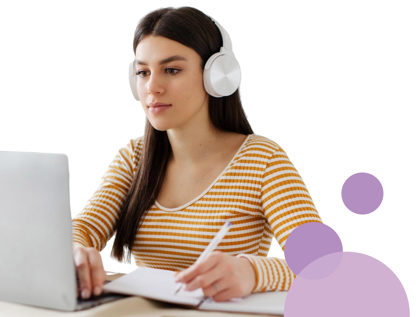 Mujer estudiando con laptop y auriculares